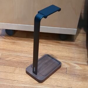 Lightweight headphone stand wood base